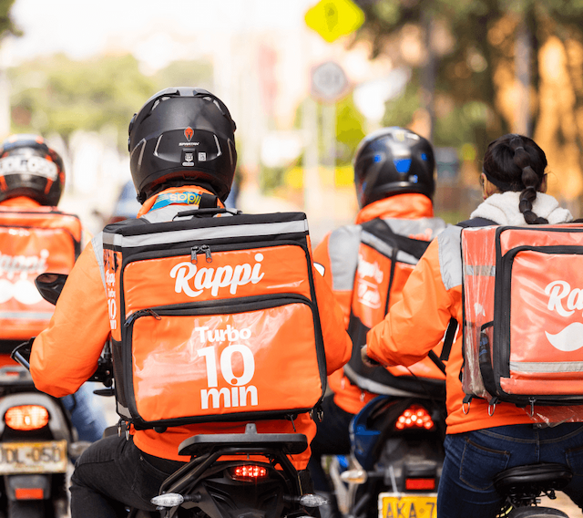 Amazon compra parte da Rappi e fortalece presença na América Latina A Amazon comprou parte do Rappi em uma transação que pode mudar o equilíbrio do setor de delivery na América Latina, informou a Bloomberg. O acordo foi fechado por meio de uma nota conversível de US$ 25 milhões, com a possibilidade de a varejista adquirir até 12% de participação no aplicativo por meio de warrants — instrumento financeiro que só pode ser executado caso metas específicas sejam atingidas. Amazon compra parte da Rappi e fortalece presença na América Latina